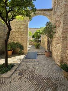 Schattiger Innenhof auf dem Weg zur Ölmühle