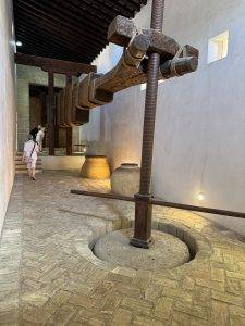 Historische Wein- oder Ölkelter im Steingebäude Riesige Ölpressanlage