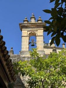 Glockenturm im blauen Himmel Glockenturm