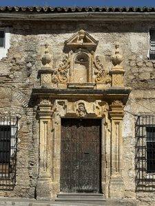 Schön verziertes Steintor