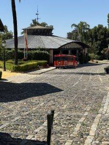 Roter Touristenzug vor achteckigem Gebäude Der rote Touristenzug wartet auf uns