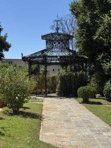 Metallpavillon im gepflegten Garten Pavillon im Garten der Familie Gonzalez