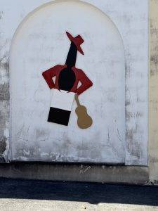 Figur mit rotem Hut und goldener Gitarre Tío Pepe begegnet einem überall
