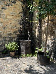 Alter Brunnen im gepflasterten Hof