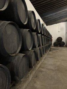 Lagerraum mit gestapelten Holzfässern Fässer voll mit Brandy