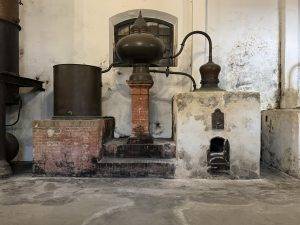 Industriedestillationsanlage aus Metall Antike Destillieranlage