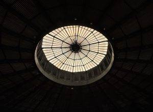 Kreisförmiges Oberlicht in der freitragenden Dachkonstruktion