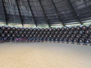 Fässer mit den Landesflaggen aller belieferten Länder