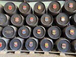 Holzfässer mit Länderwappen im Lager Deutschland ist natürlich auch dabei