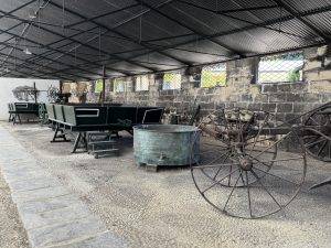 Alte landwirtschaftliche Geräte in Lagerhalle Alte landwirtschaftliche Geräte