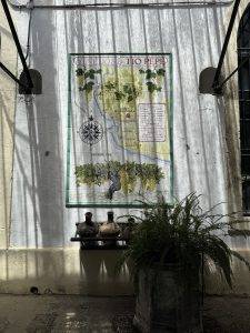 Fliesenbild mit Weinmotiven und Keramikkrügen Bild der zugelassenen Anbaugebiete für Sherry