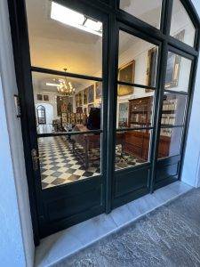 Schachbrettboden und Kunst im Raum Die alte Bibliothek