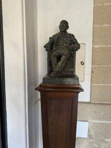 Bronzeskulptur eines sitzenden Mannes im Anzug Und sein Neffe Señor Gonzalez