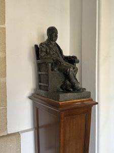 Bronzeskulptur eines Sitzenden im Anzug Tío Pepe - diesmal in Bronze