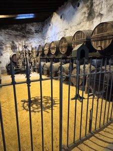 Weinkeller mit Holzfässern und Kerzenständer Die ältesten Fässer der Bodegas