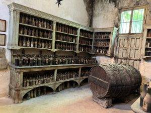 Alter Lagerraum mit Glasflaschen und Holzfass Hier saß Señor Gonzalez früher und hat Sherry verkostet