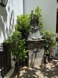 Steinskulptur einer religiösen Figur im Grünen Die Schutzheilige darf auch nicht fehlen