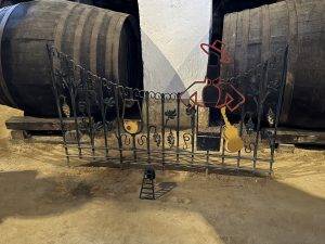 Weinkeller mit Metallbarriere Sherry für die Mäuse der Bodegas