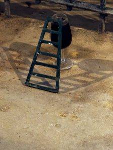 Weinglas mit Leiter auf Sand Mit Leiterchen
