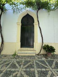 Kunstvoller Türbogen