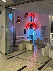 Neoninstallation im modernen Raum Tío Pepe in modern