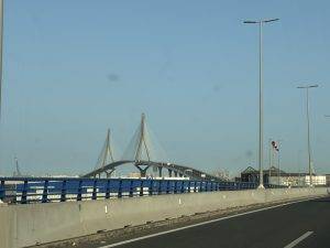 Schrägseilbrücke über Wasserstraße mit Industrie im Hintergrund Fahrt nach Cadiz