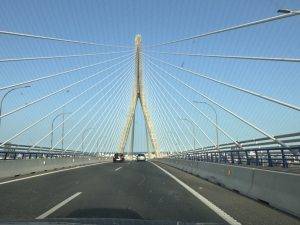 Große Schrägseilbrücke bei klarem Himmel Tolles Bauwerk