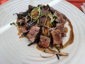 Sesam-Tunfisch mit Sprossen und Gemüsestiften Leckerer Salat mit Thunfisch