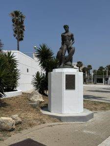 Statue eines nachdenklichen Mannes im Palmengarten Monumento al Marinero de Rota