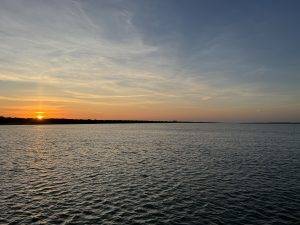 Sonnenuntergang über dem Wasser Die Sonner verschwindet über Doñana und Río Guadalquivir