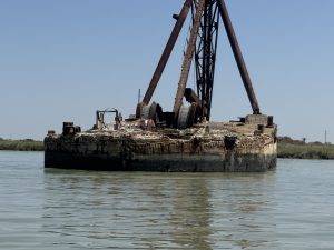 Rostiges Metallbauwerk im Wasser Wohl eher Schrott!