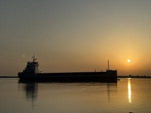 Frachtschiff bei Sonnenuntergang Ein Frachter passsiert uns