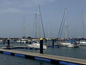 Segelboote und Yachten im Hafen Diesmal sind die Stege in Mazagon belebter