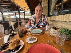 Restaurantterrasse mit Gast und leeren Tischen Gleich gibt’s Essen