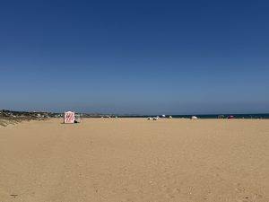 Weitläufiger Strand mit Umkleidekabine Endloser Strand