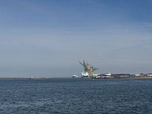Hafen mit Frachtschiff und Kränen Fast wie die Anfahrt nach Bremerhaven