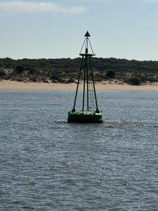 Seezeichen vor sandiger Küste Strand direkt am Fahrwasser