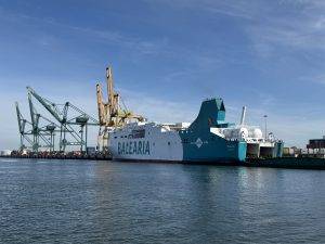Fährschiff BALEARIA im Hafen Fähre zu den Kanarischen Inseln