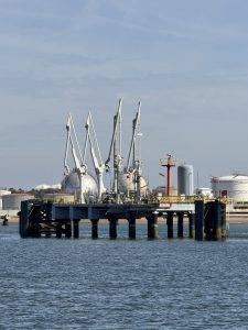 Industriehafen mit Kränen und Lagertanks Verladestation