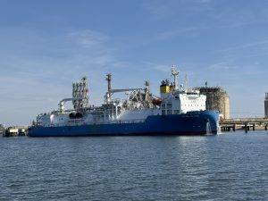 LNG-Transportschiff im Industriehafen LNG-Frachter