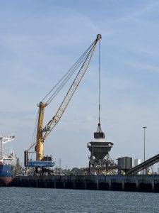 Schüttgut wird abgeladen