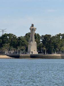 Denkmal am Flussufer Monumento a Colón