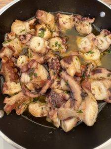 Oktopus in Kräuteröl Pulpo al Ajillo