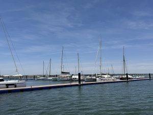 Segelboote am Pier im Hafen La Ola in der Marina del Odiel