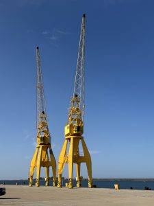 Kran-Ballett am Hafen