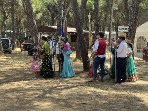 Die einzelnen Gruppen bringen Blumensträuße