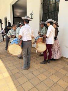 Musikbegleitung mit Trommel und Flöte