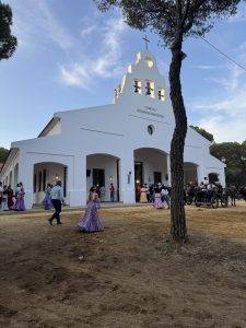Der Kirchplatz füllt sich