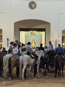 In der Kirche werden Blumen versteigert