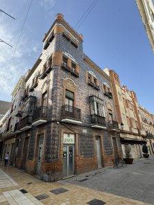 Haus mit kupferfarbenen Kacheln